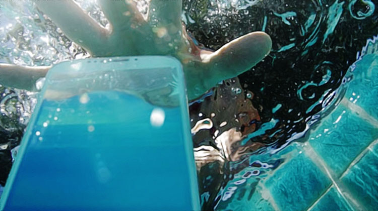 telephone tombe dans la piscine