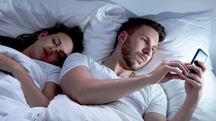 un mari trompe sa femme sur facebook