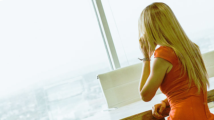 une blonde passe un appel telephone