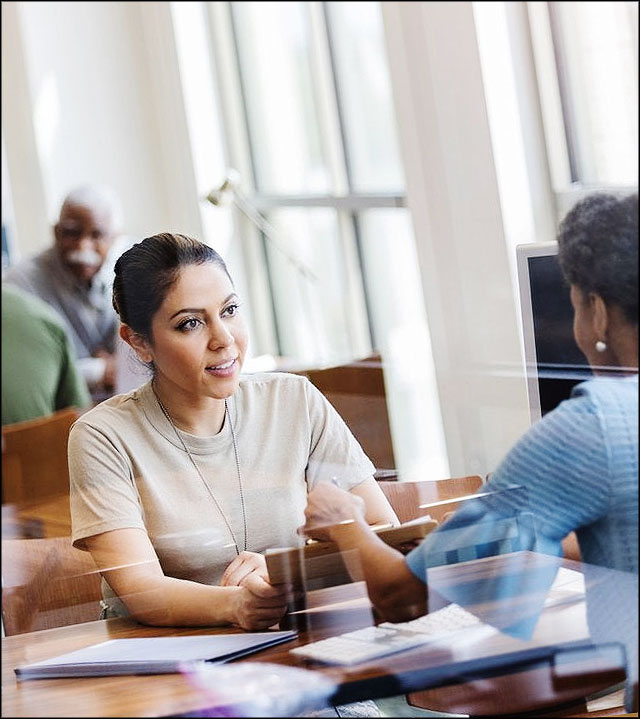 une femme contracte un credit