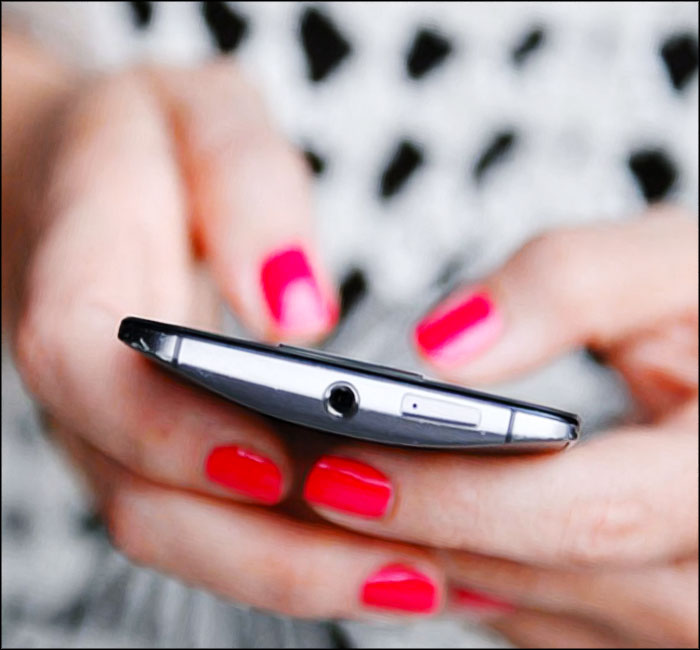 une femme surfe sur les reseaux sociaux