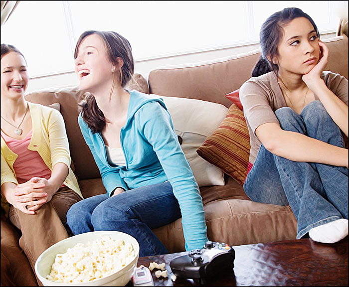 fille rejetee par ses pairs