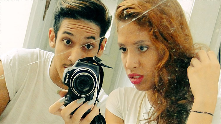 homme et femme se prennent en selfie avec un appareil photo