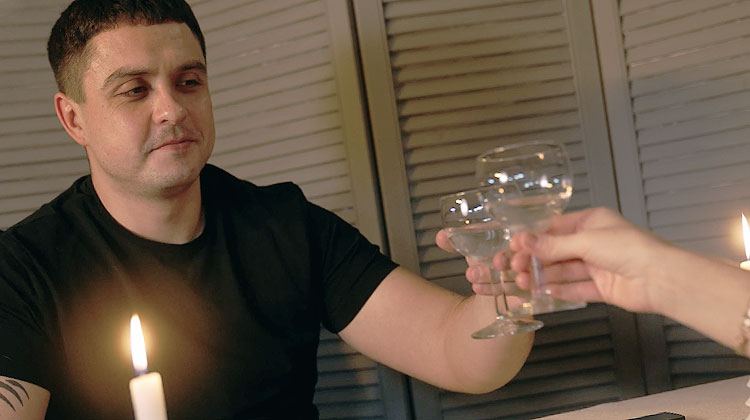 mari rassure sa femme laime