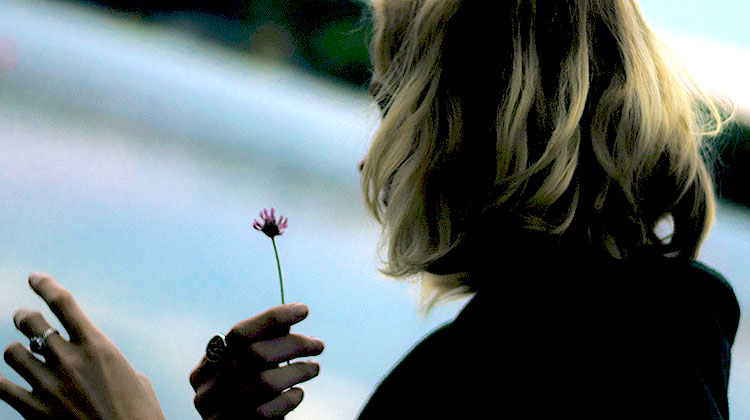 femme hesitante sur l amour de son mari