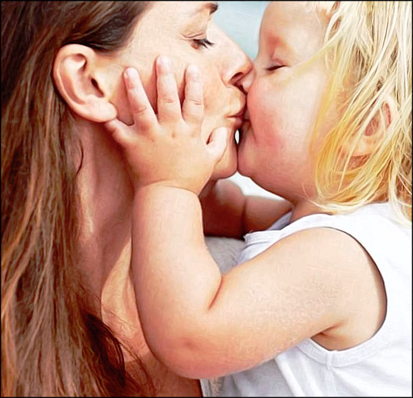 fille embrasse sa maman