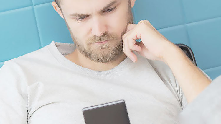 homme dans l expectative devant sms