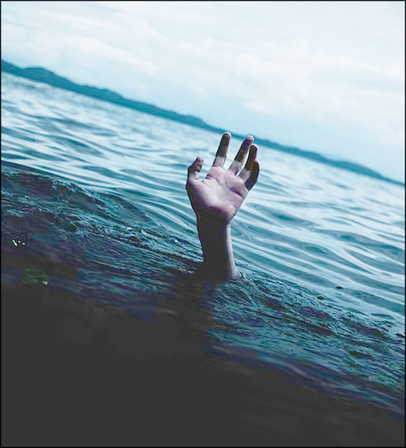 une main sort de leau dans locean