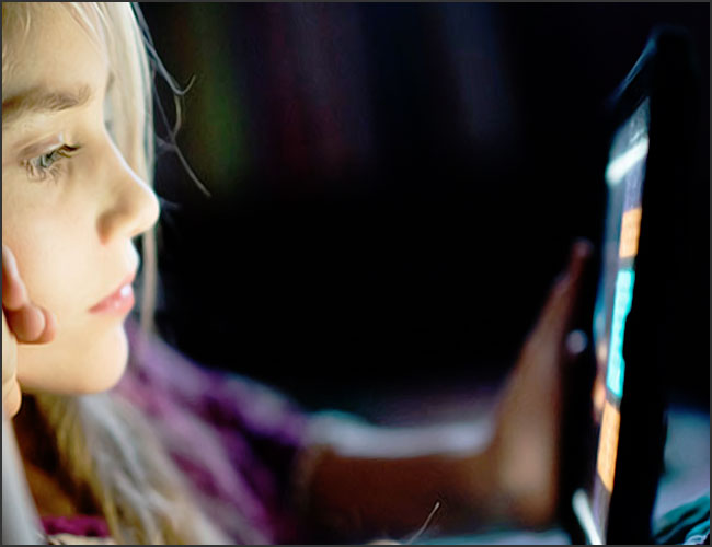 enfant devant une tablette