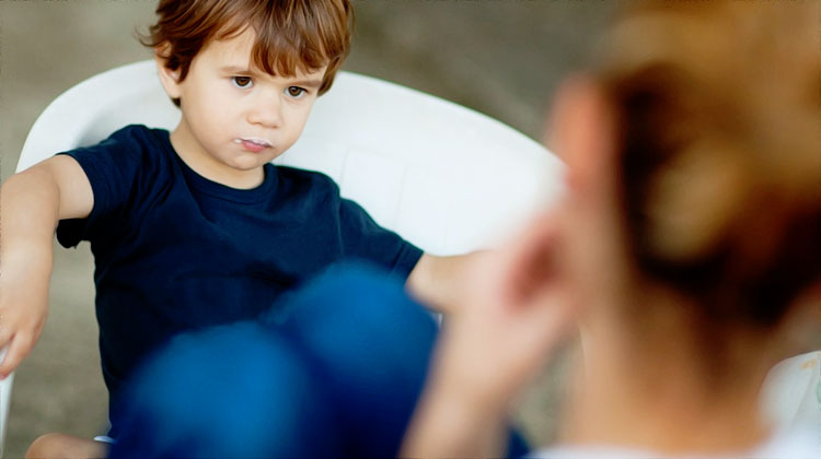 enfant eduque par sa maman