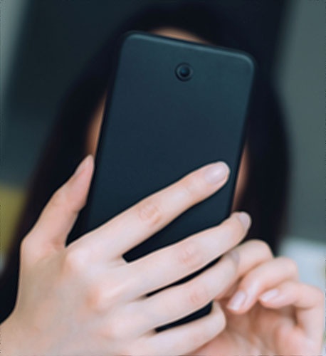 femme se cache pour telephoner
