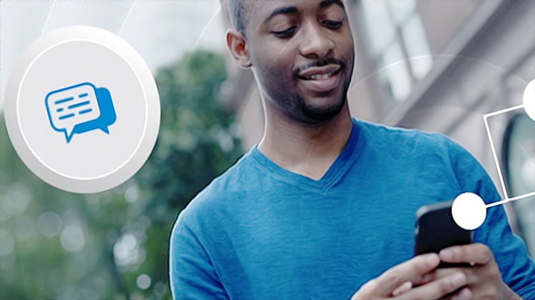 homme noir hesite entre sms et appel telephonique