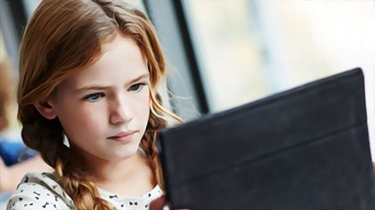 petite fille a lecole devant une tablette