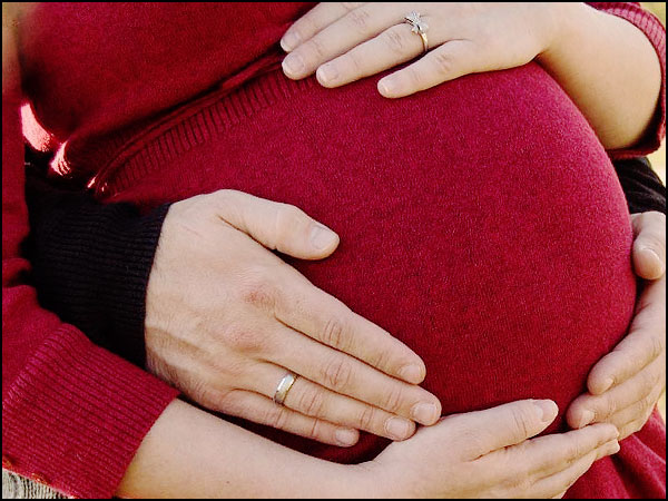 serrer gros ventre femme enceinte
