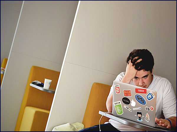 un geek surfant tout seul