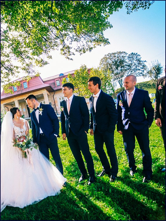 un mariage entoure de ses amis