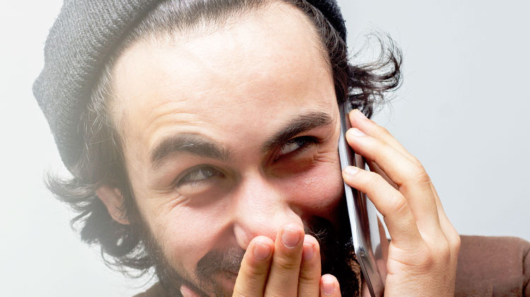 un monsieur ment au telephone