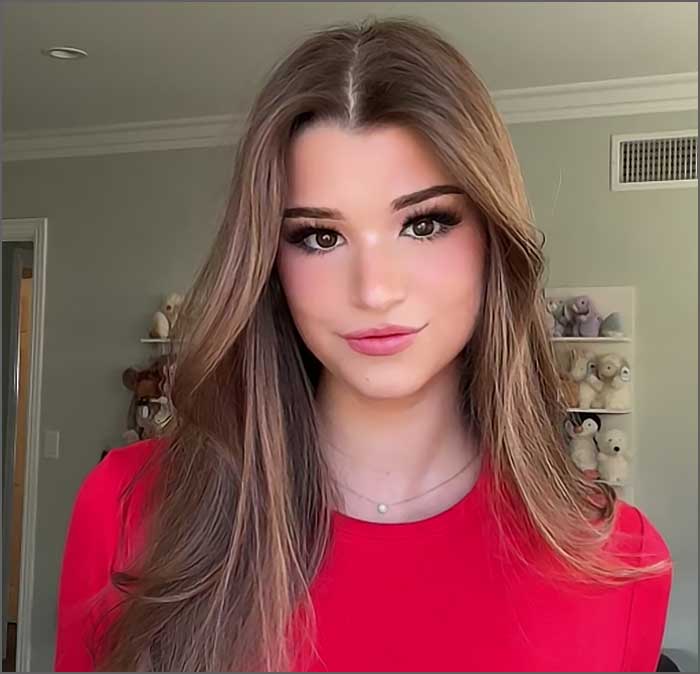 Jeune femme souriante en haut rouge. (Brooke Monk)