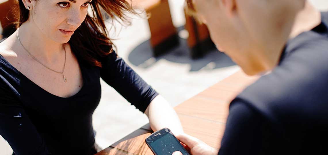 copain regarde son telephone pas sa petite amie