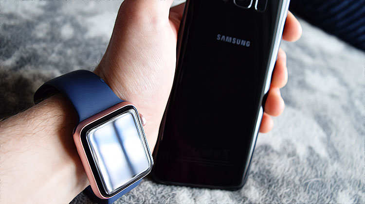 montre connectee devant un telephone samsung