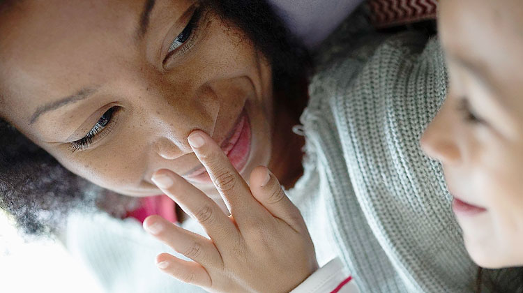 une maman noire essaye de parler avec sa fille