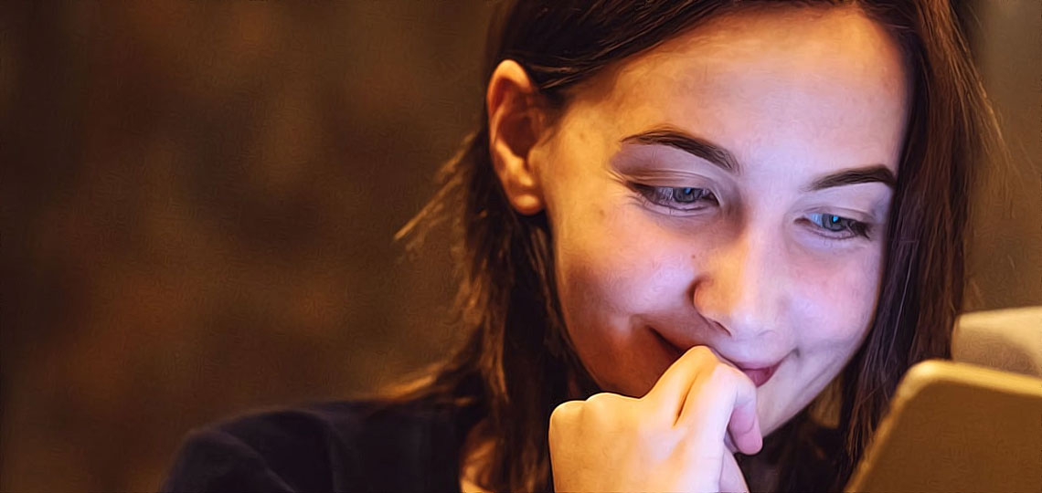jeune fille a des idees derriere la tete