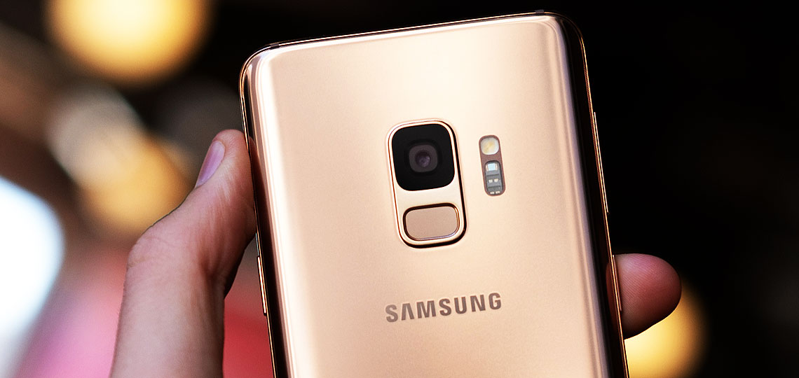 tenir un samsung en main