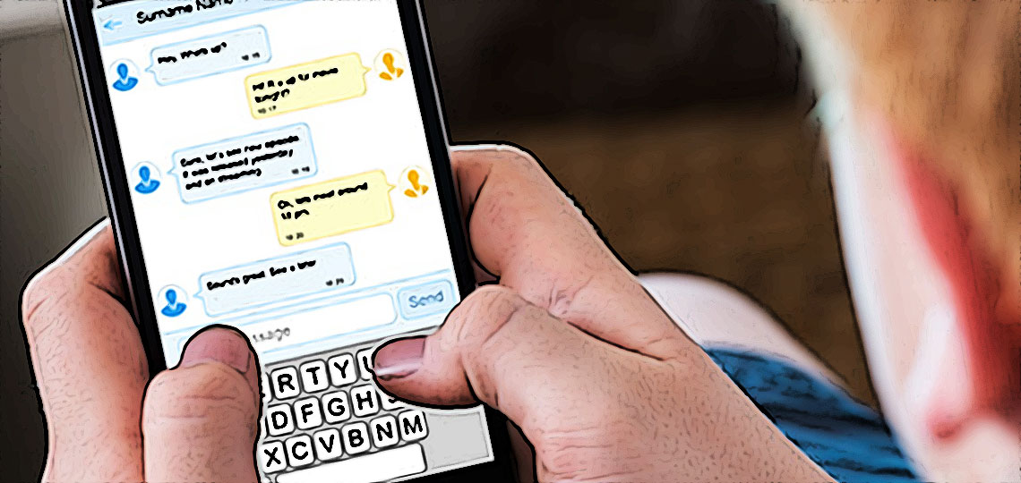 un enfant textote sur son telephone