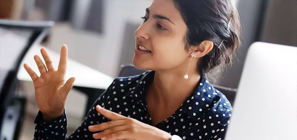 une femme en pleine discussion