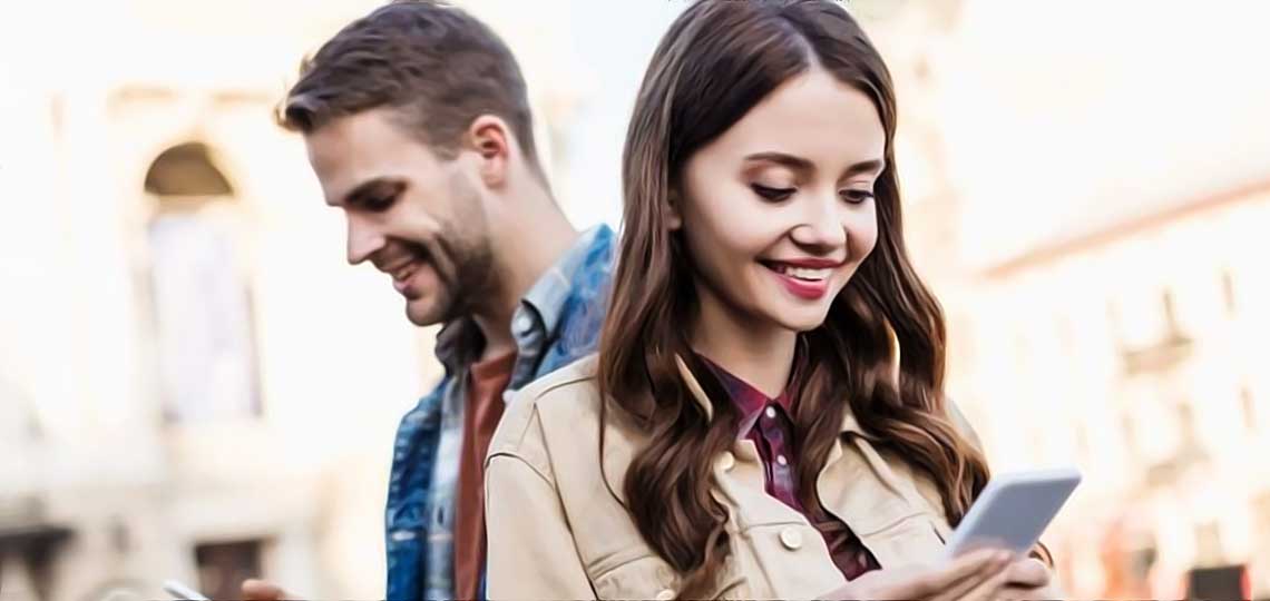 Jeunes utilisant smartphones en ville.