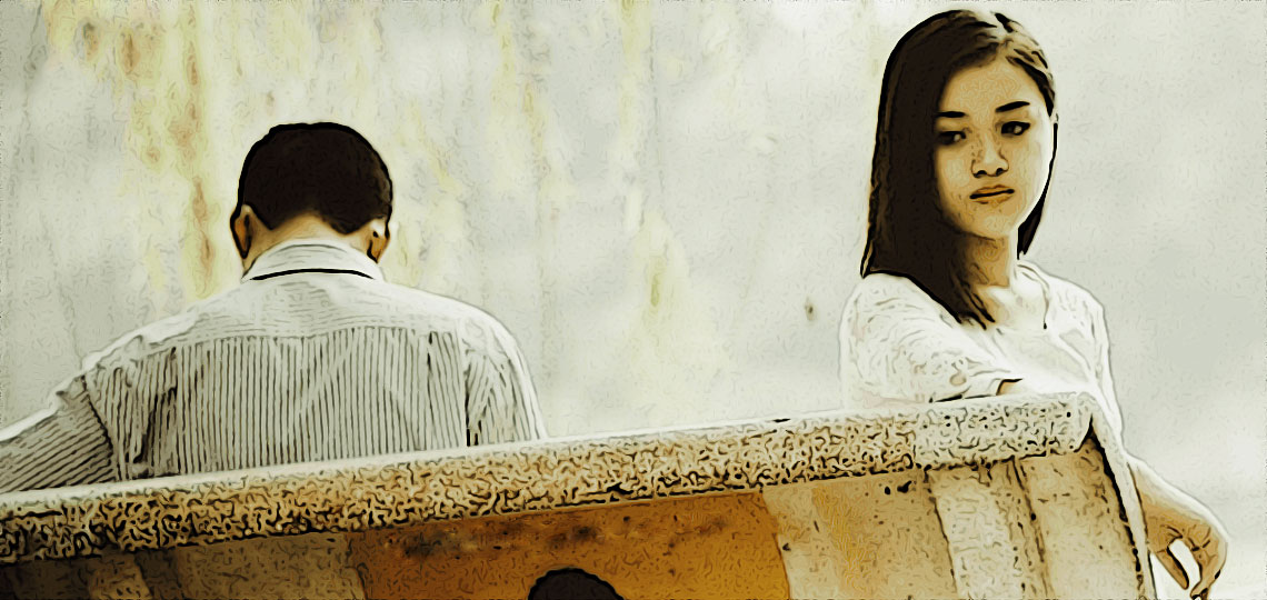 jeune femme reflechit sur son couple sur un banc