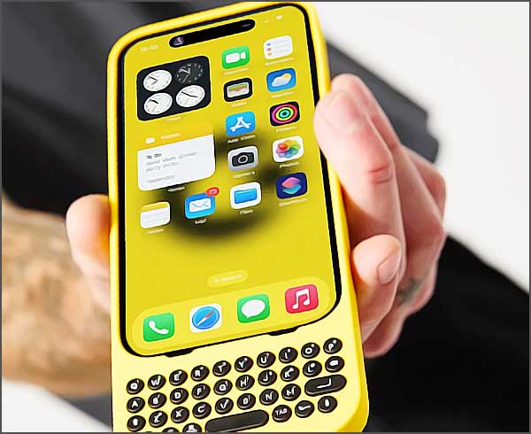 Main tenant un smartphone jaune.