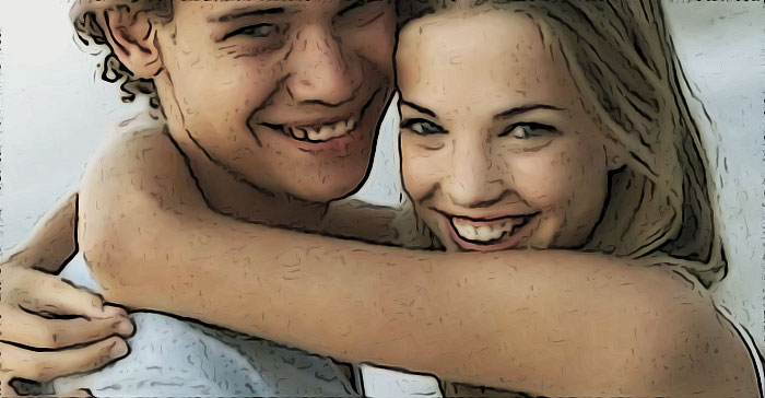 deux adolescents s enlacent