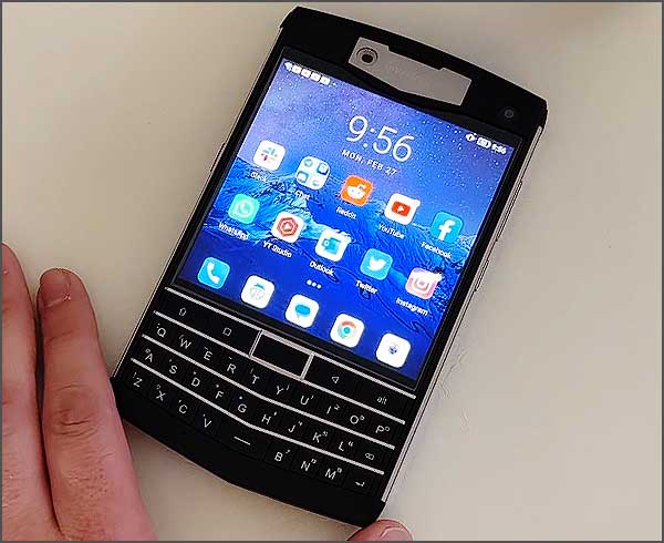 Smartphone avec clavier physique et écran allumé : Unihertz Titan