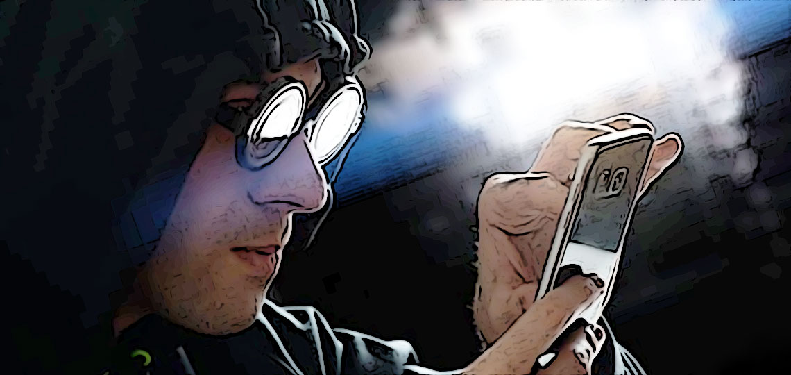 un homme fouille dans un telephone
