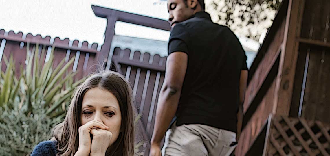 une femme pleure et trompe son mari qui la regarde en coin