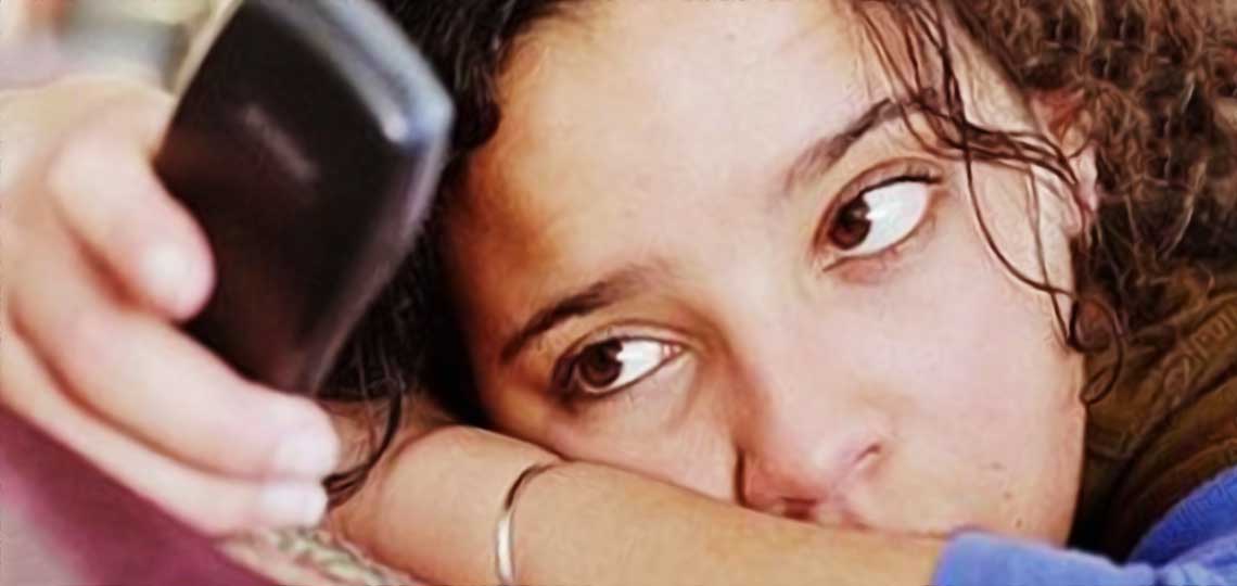 adolescente stressee par les notifications de son telephone