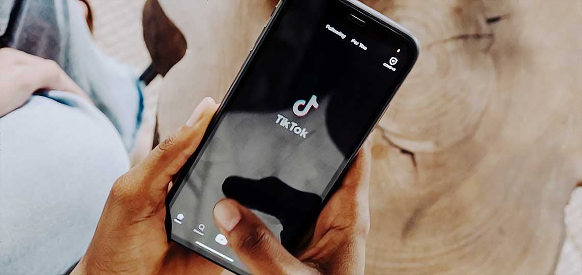 Smartphone ouvert sur l'application TikTok.