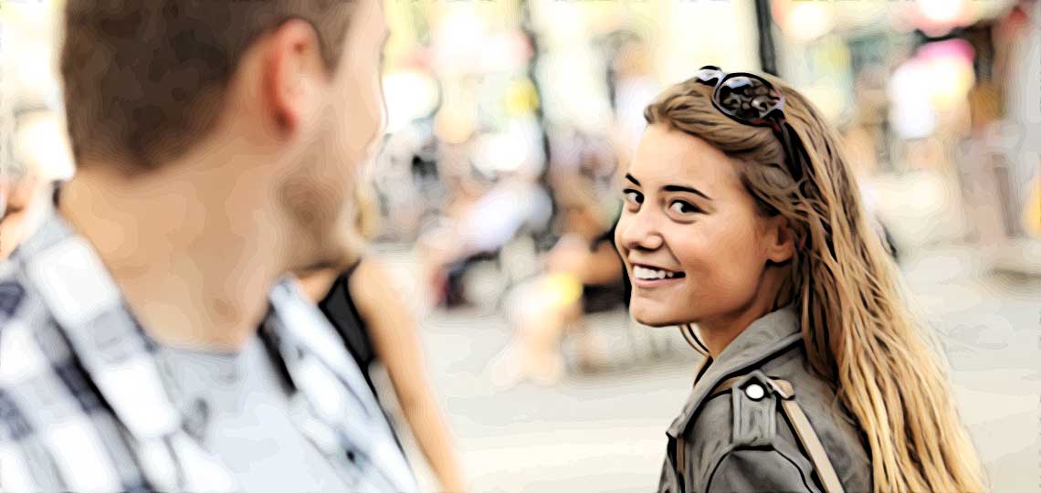 une fille fait du gringue a un mec dans la rue