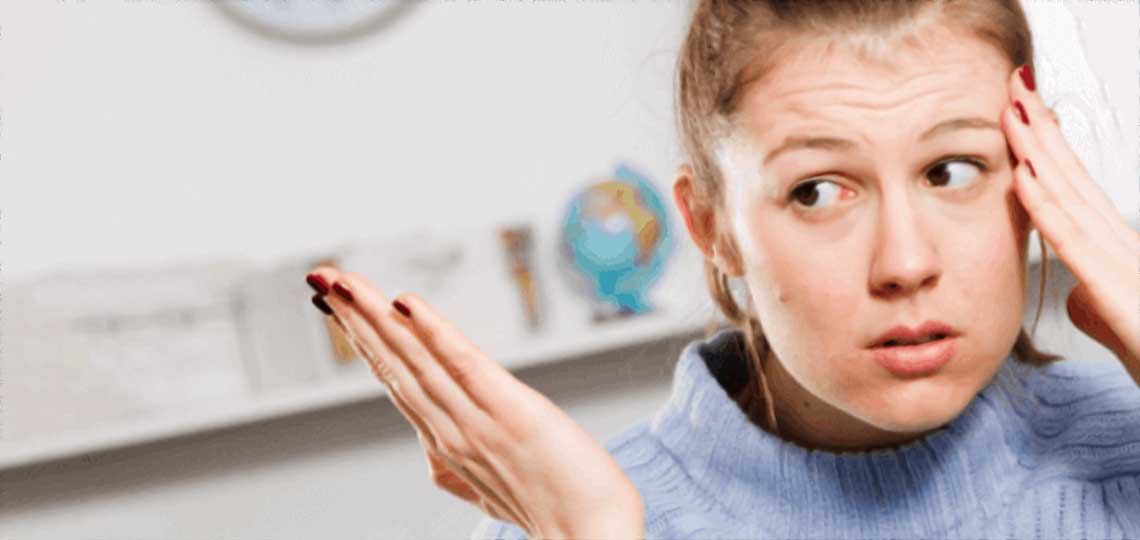 jeune fille enervee