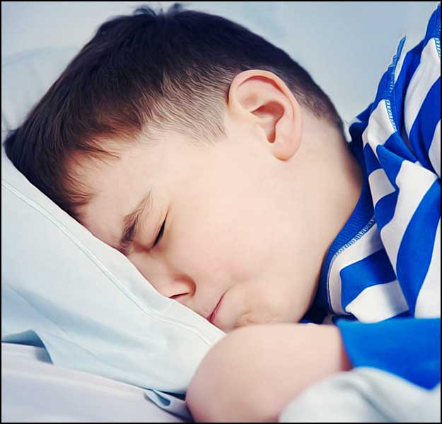 enfant de 8 ans a peur dans son lit