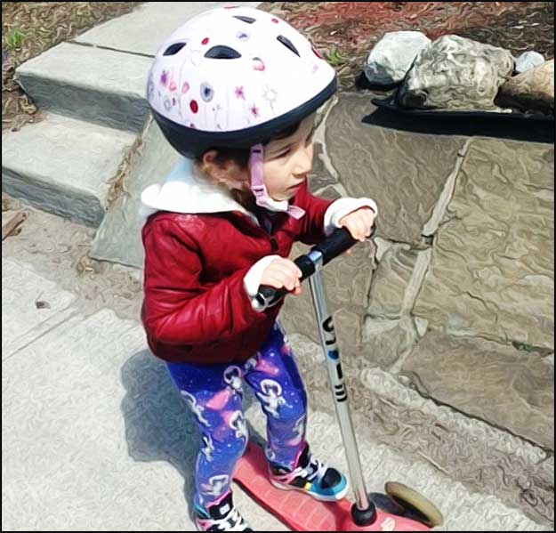 enfant sur trottinette avec casque