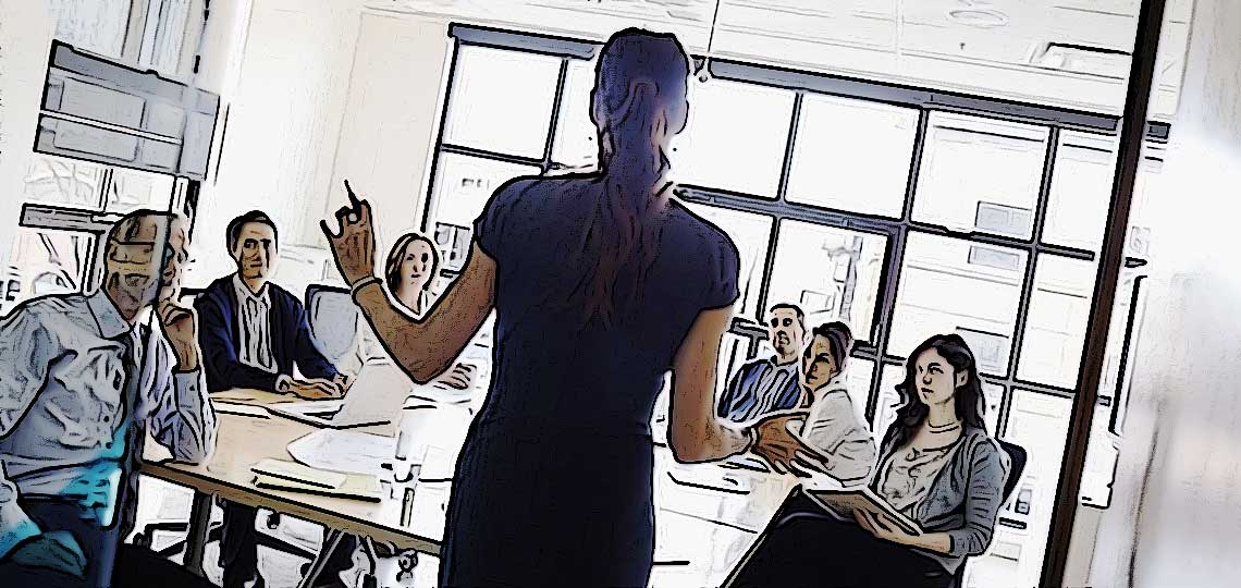 femme devant une assemblee au travail