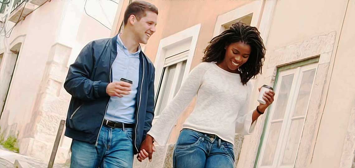 homme caucasien prend par la main une femme noire belle