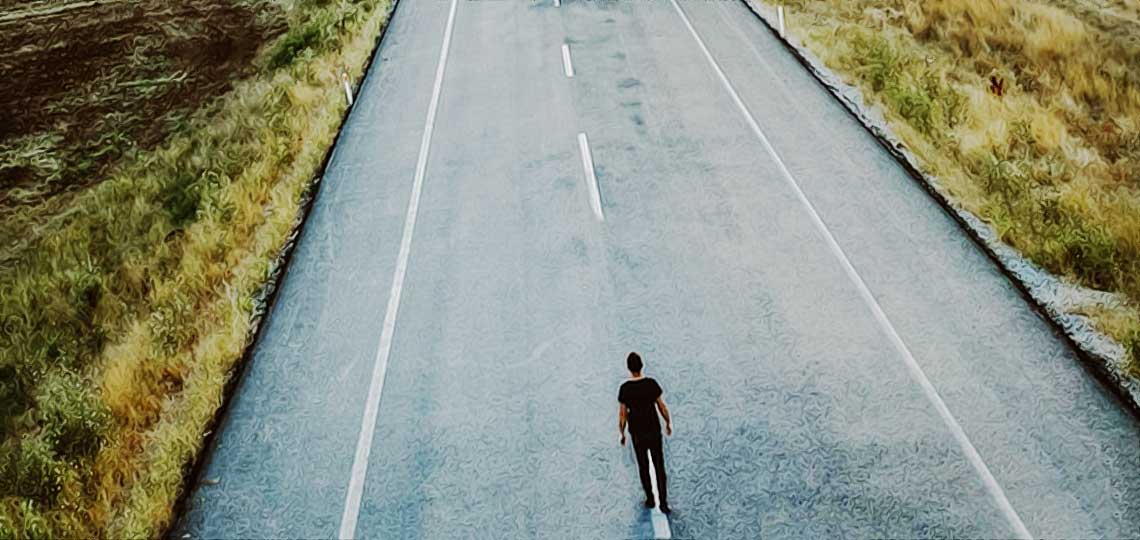 homme seul sur une route