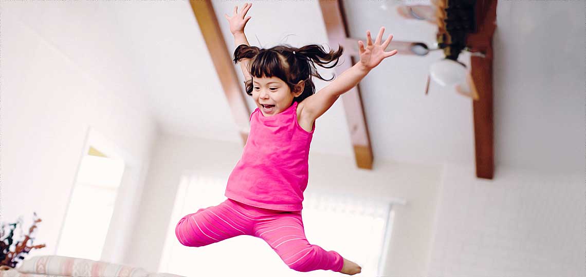 petite fille de 4 ans qui fait des betises