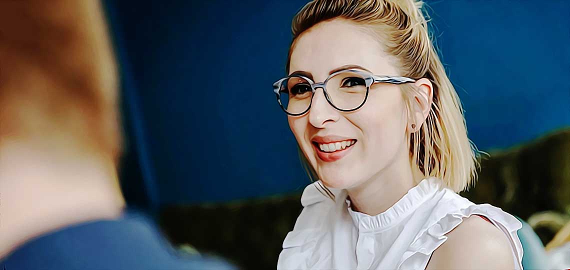 femme credule a lunettes