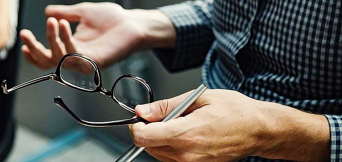 homme a lunettes au travail