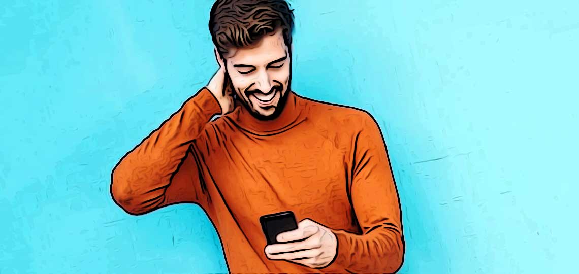 homme sourit en recevant un texto