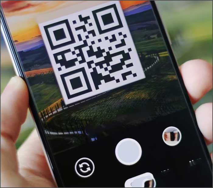 Smartphone scannant un code QR.